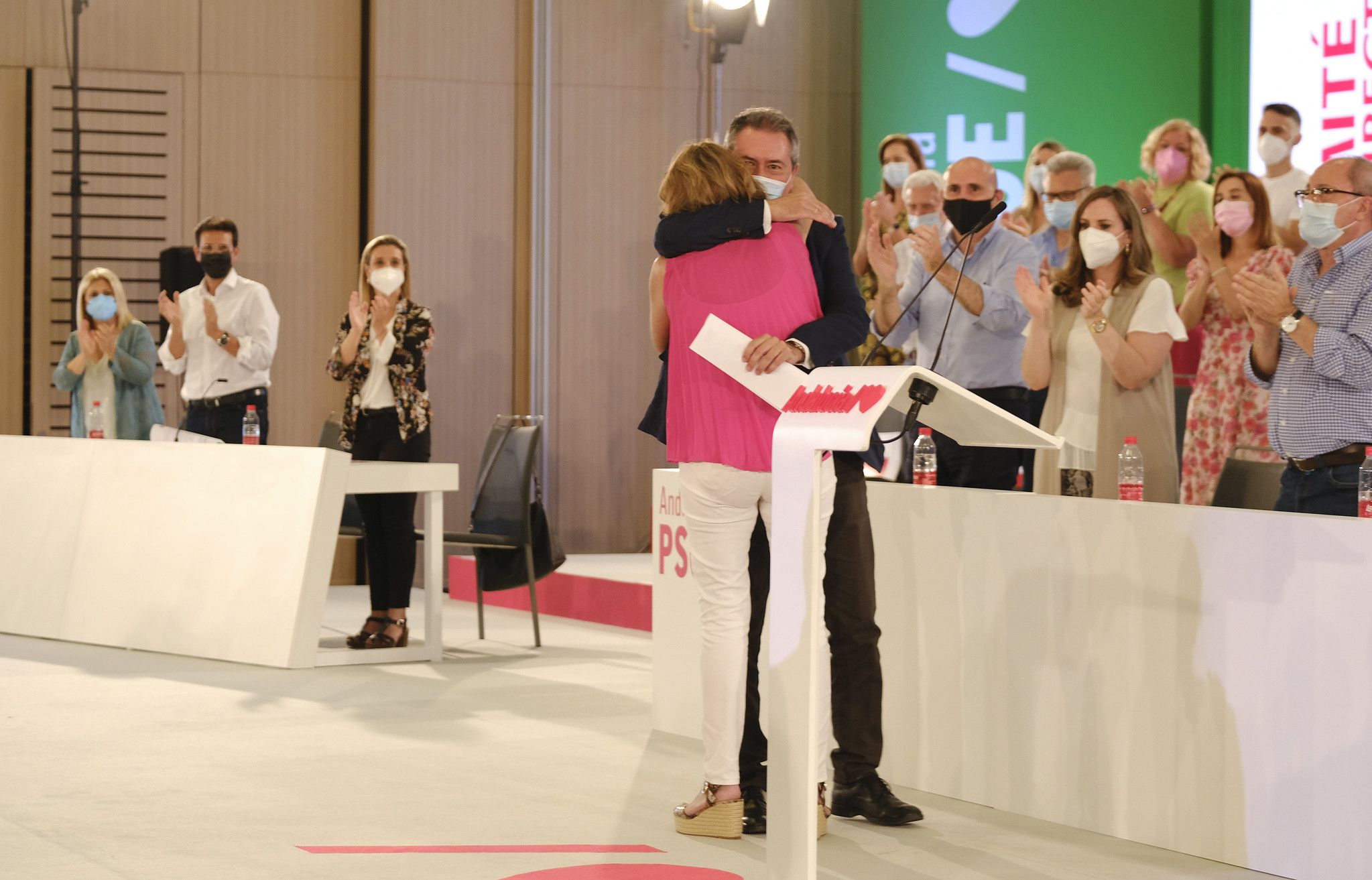Susana Díaz traspasa poderes en el PSOE andaluz a Juan Espadas entre aplausos y lágrimas de despedida.