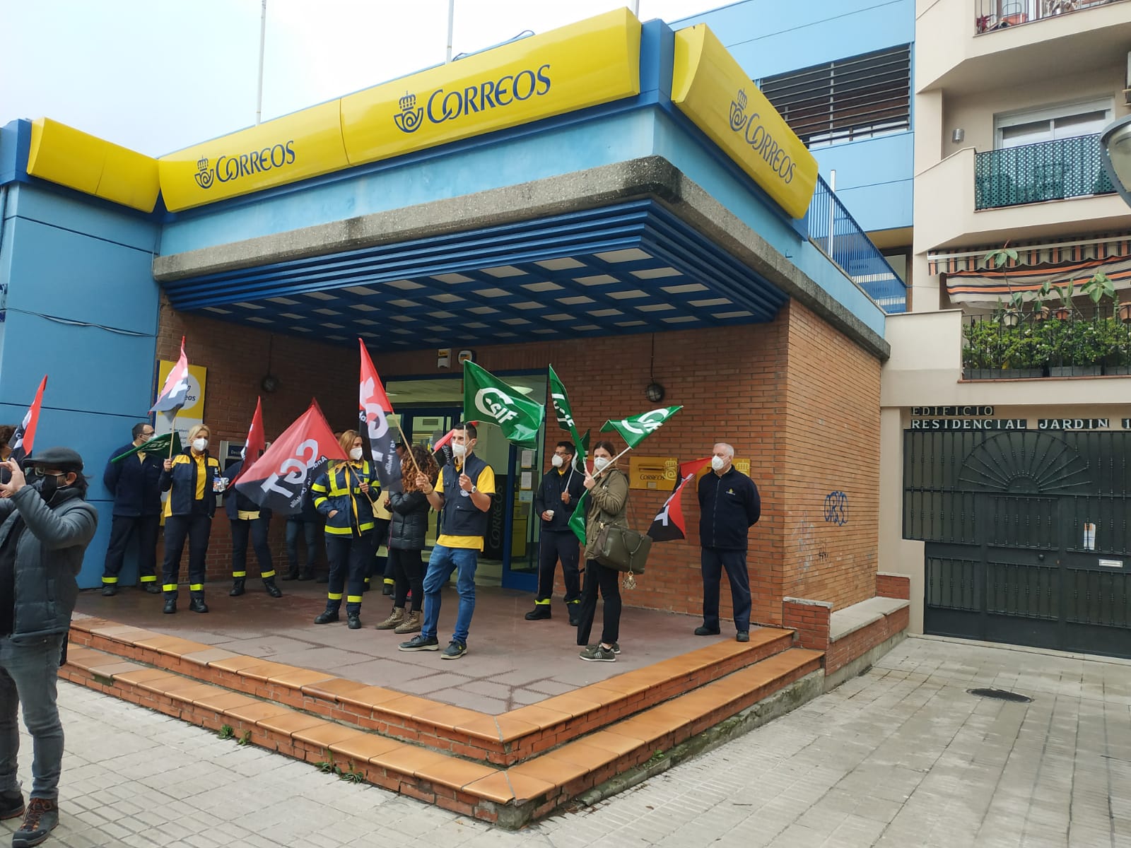 Protesta a las puertas de una oficina de Correos de la provincia.