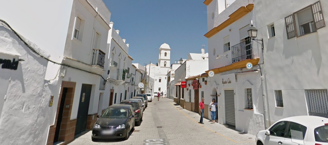 La calle Ancha de Conil, donde fue desalojado un bar con 120 personas, en una imagen de Google Maps.