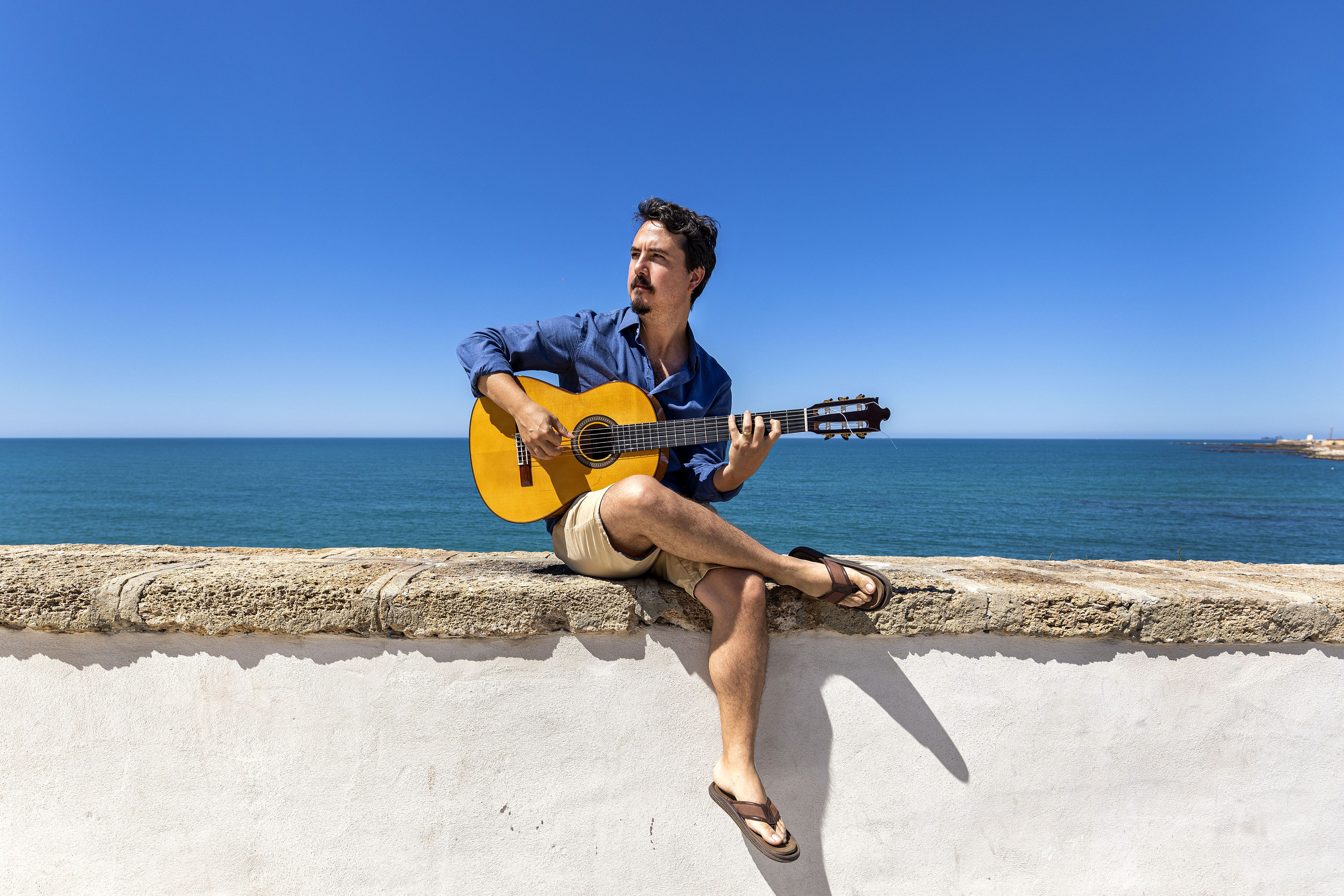 Pituquete, con su guitarra en Cádiz.
