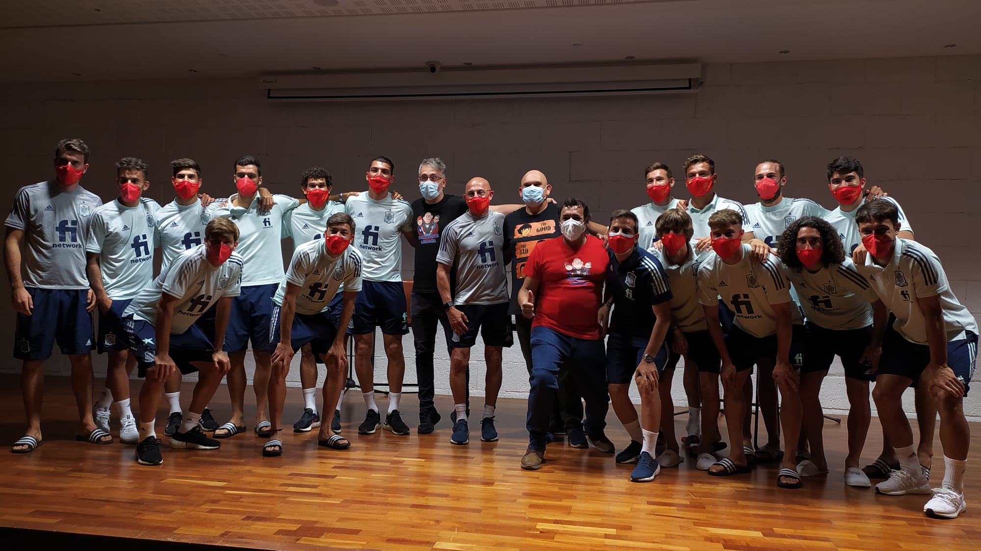 Los cómicos Luis Lara, Jesús Tapia y Vicente Ruidos, con la selección olímpica.