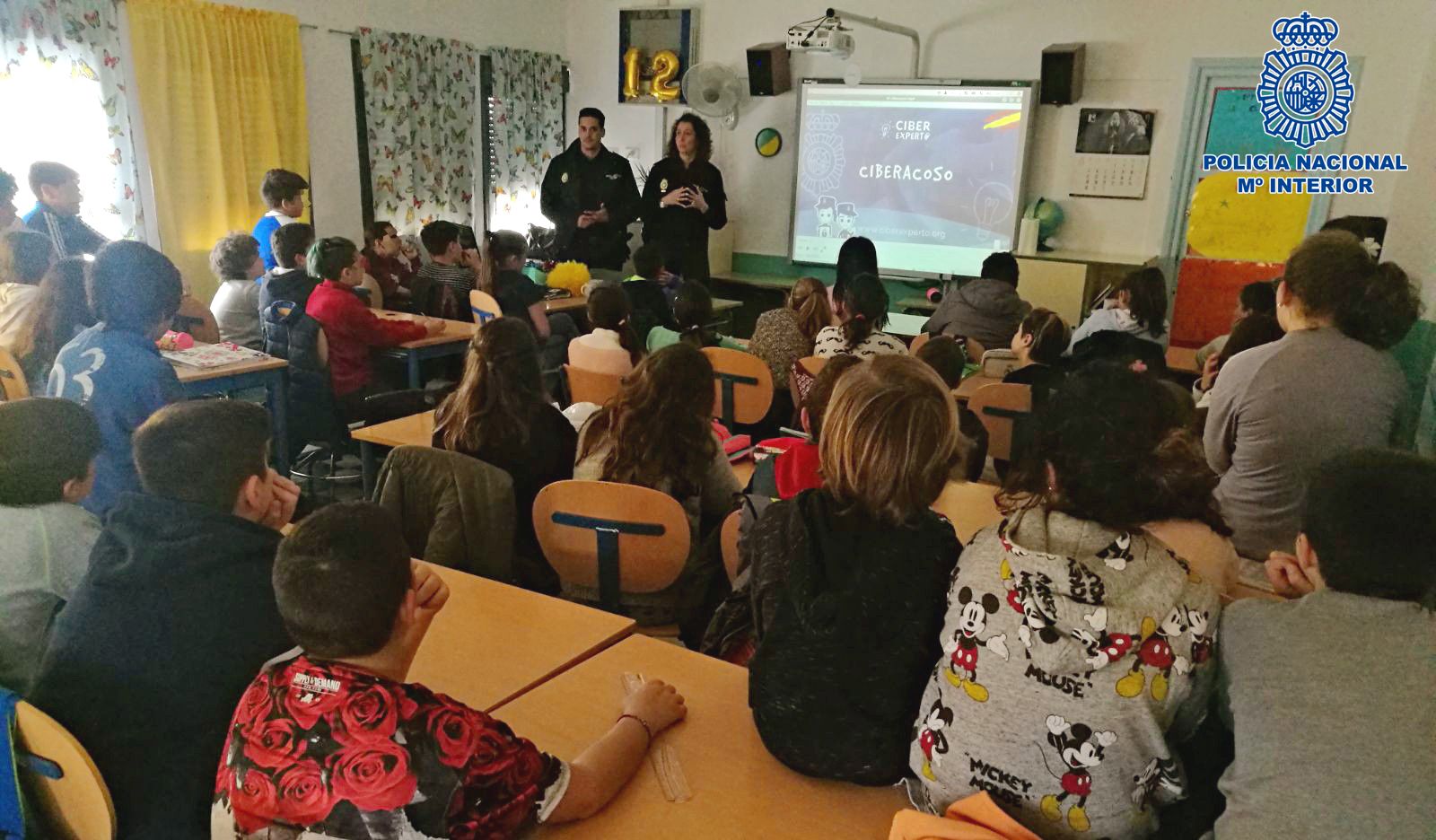 La Policía Nacional imparte formación en una clase de un colegio de Jerez.