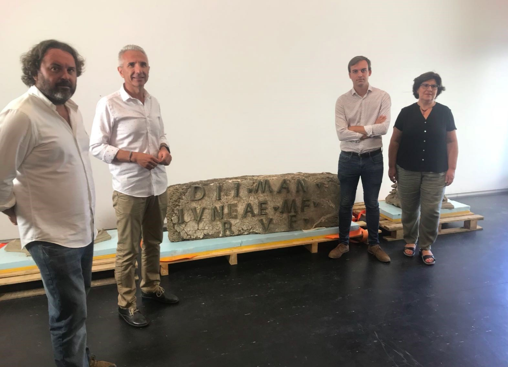 El consejero de Cultura, con personal del conjunto arqueológico de Baelo Claudia, junto a los últimos hallazgos.