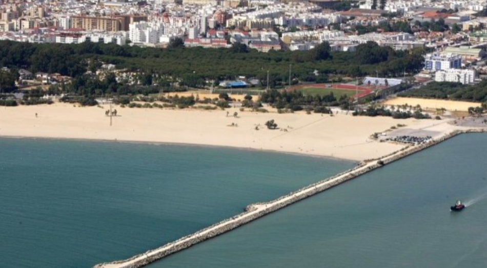 Vista aérea del espigón de la playa de La Puntilla.