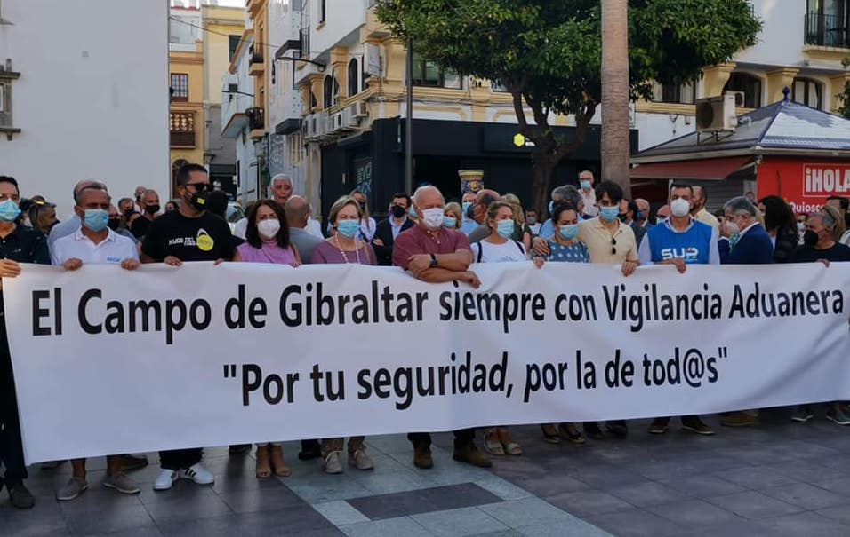 Más de 200 personas se concentran en Algeciras en apoyo de los funcionarios de Vigilancia Aduanera. PACO MENA