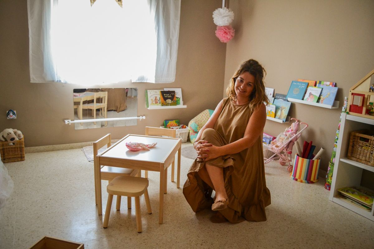 Macarena Capote, impulsora del proyecto 'Arrópame, madre de día', posando en uno de los espacios de su centro. FOTO: CLAUDIA GONZÁLEZ ROMERO. 