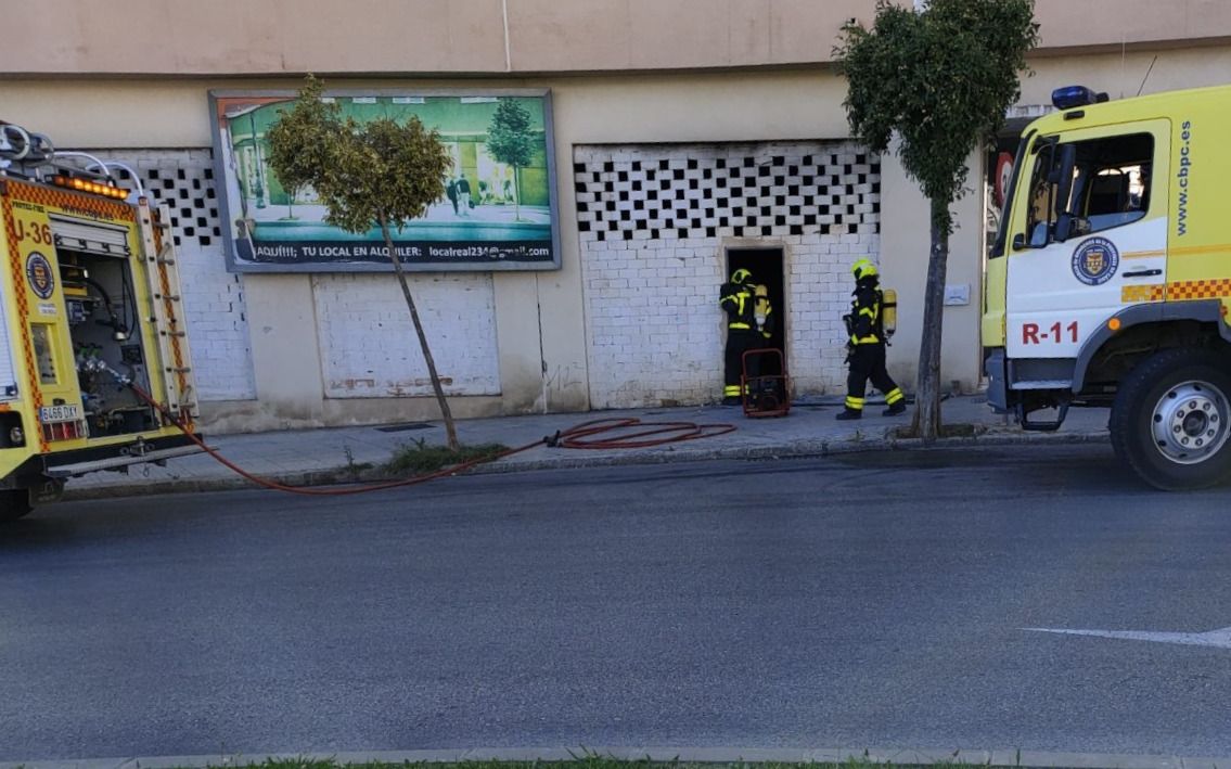 Un momento del incendio, este jueves.