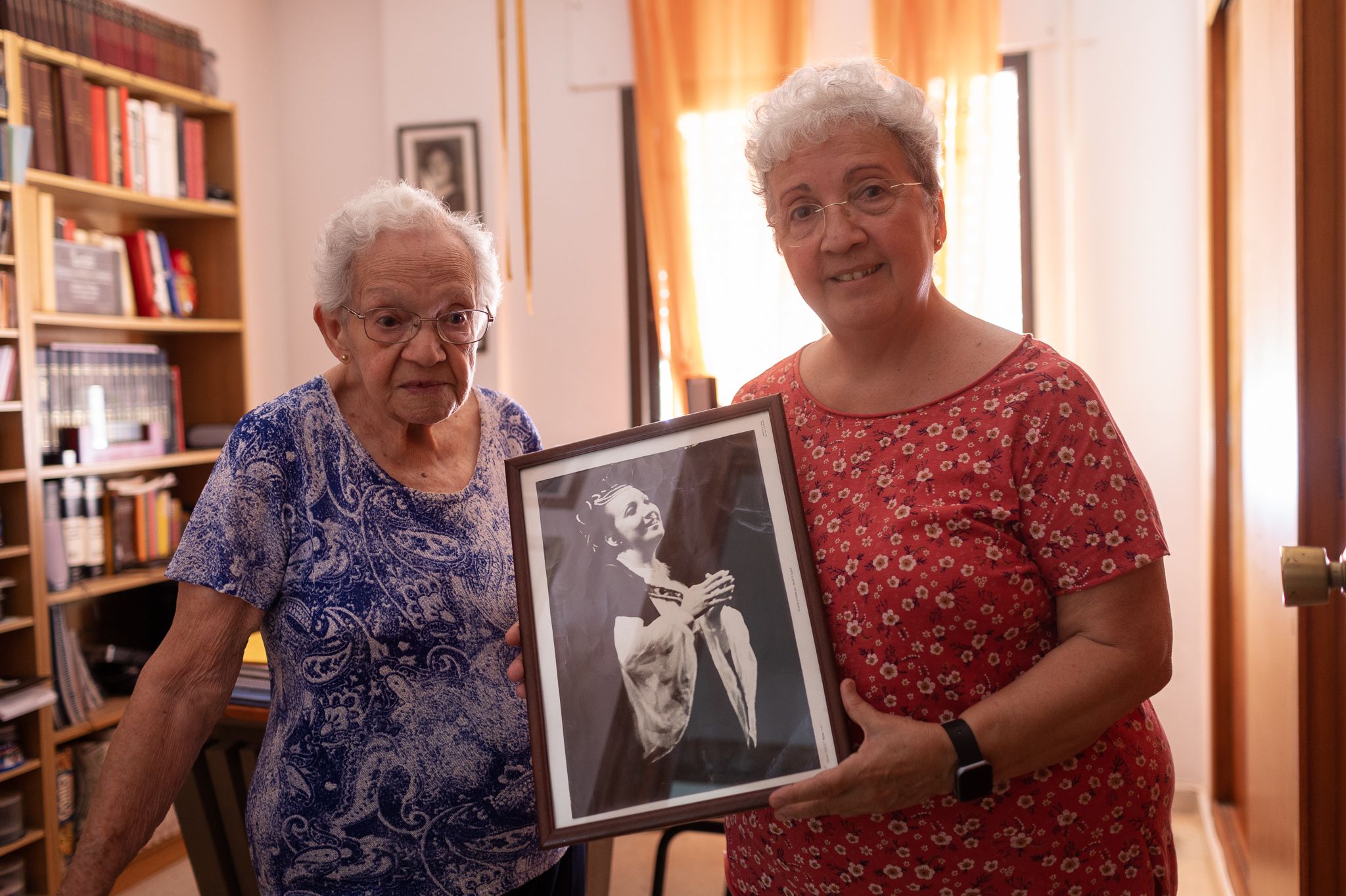 Sombras de Cuba desde el exilio andaluz. Emelina Morejón junto a su hija Emelina López, que sostiene una fotografía de su primer concierto en La Habana, en días pasados en su domicilio de Jerez.