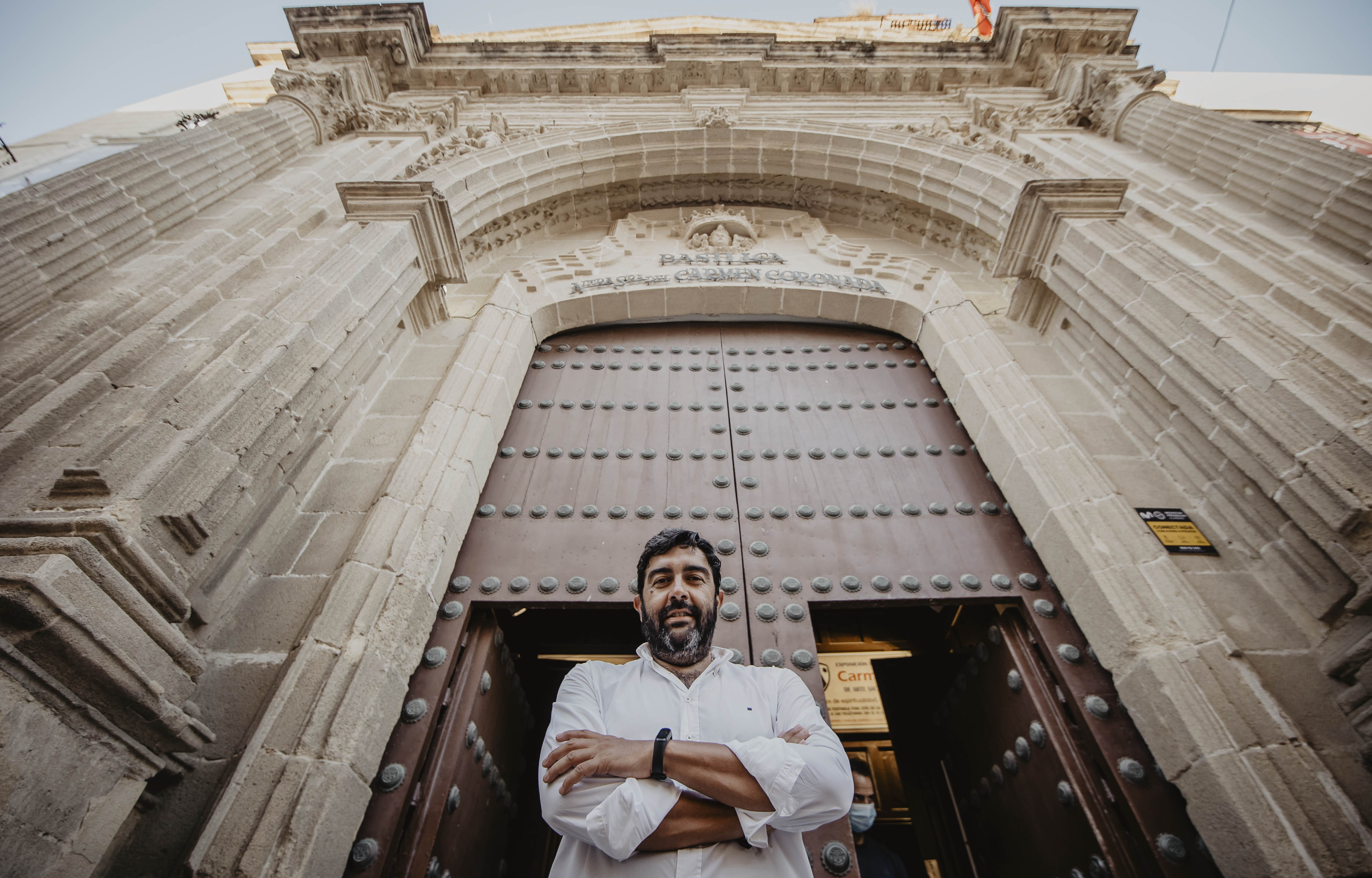 El presidente del Consejo en la puerta de la basílica del Carmen.    ESTEBAN