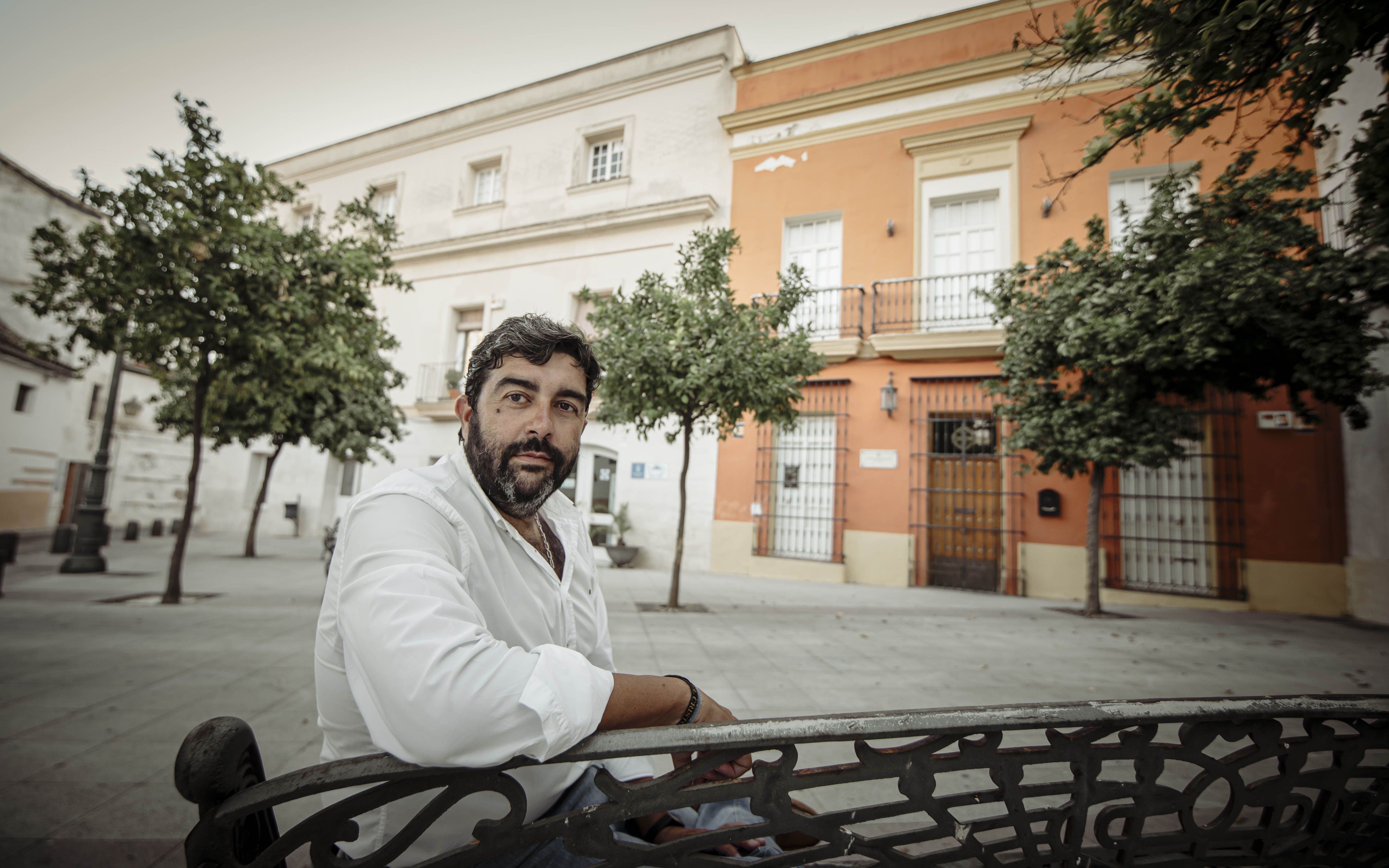 El presidente del Consejo cofrade de Jerez se disculpa y lamenta que estos "procederes" se sigan usando. García Cordero sentado frente a la sede de la Unión de Hermandades.