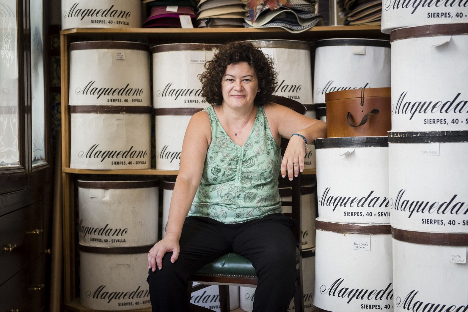 Cristina Vega, cuarta generación de Sombreros Maquedano, comercio con 125 años de historia en la sevillana calle Sierpes.