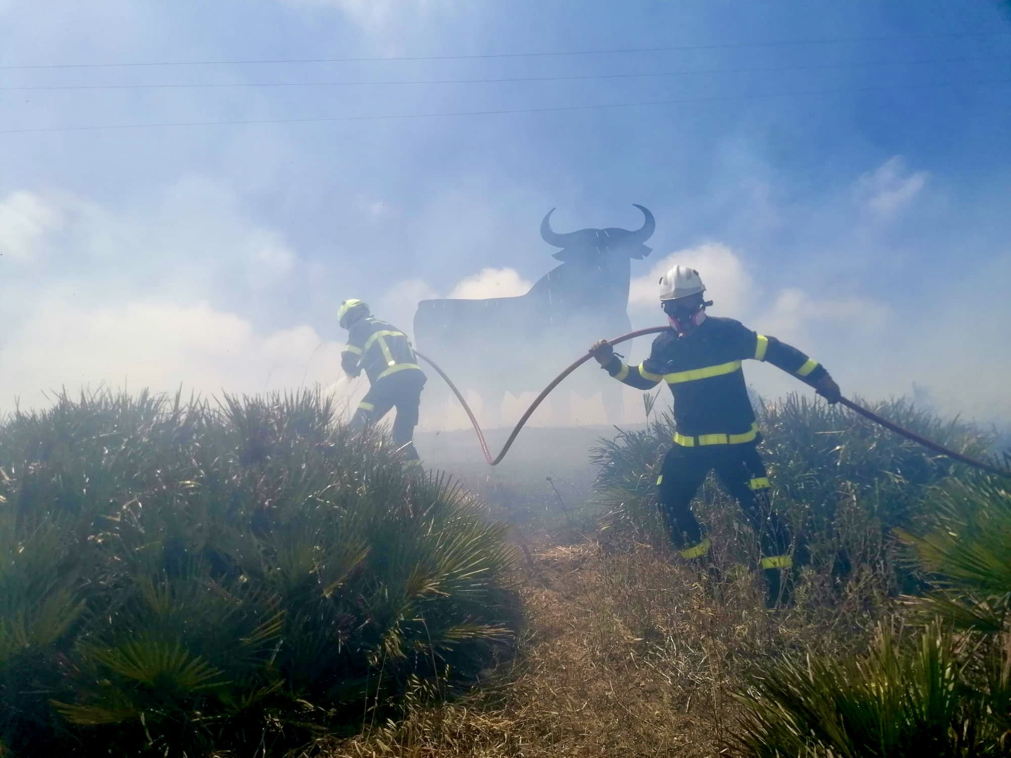 Bomberos, en una actuación contra un incendio.