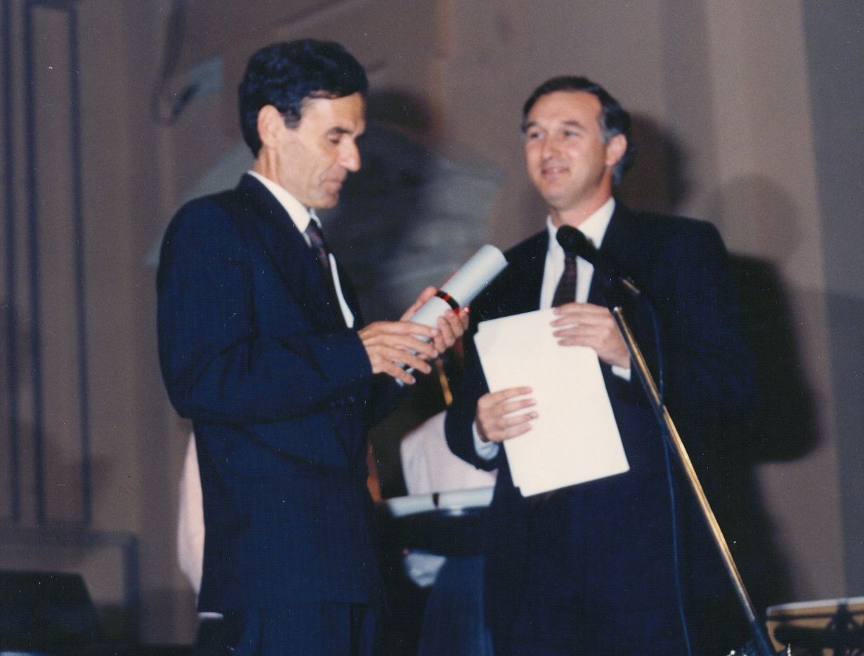 Entrega del título de socio de honor a Julio Ceballos en Sanlúcar de Barrameda en 1994.
