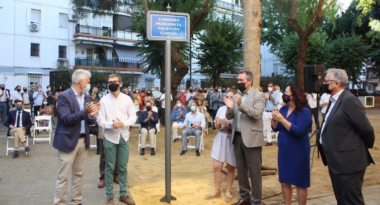 Inauguración de los Jardines Periodista Valentín García en Triana, Sevilla.