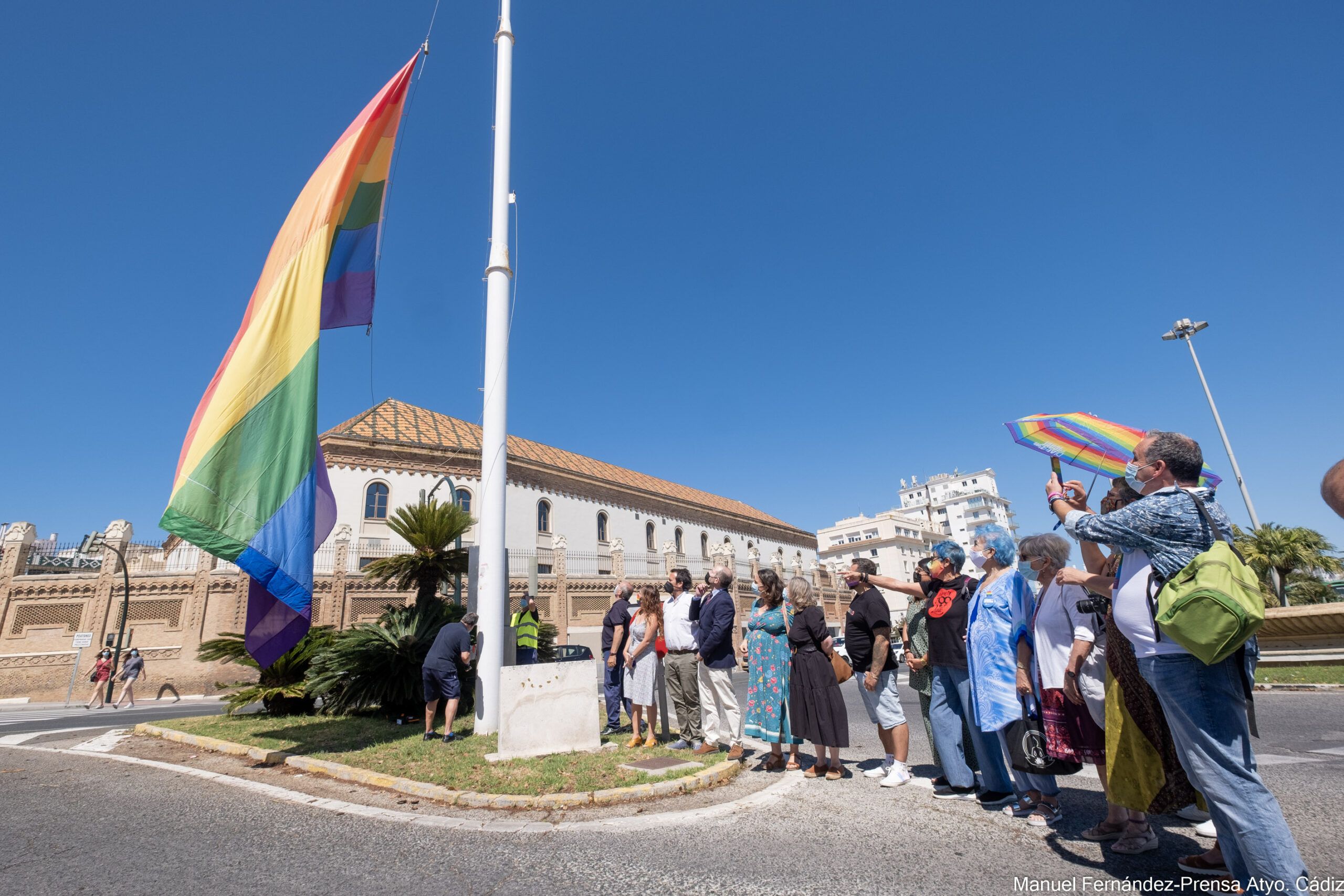 Abogados Cristianos vuelve a denunciar al Ayuntamiento de Cádiz por izar la bandera del Orgullo LGTBIQ+.
