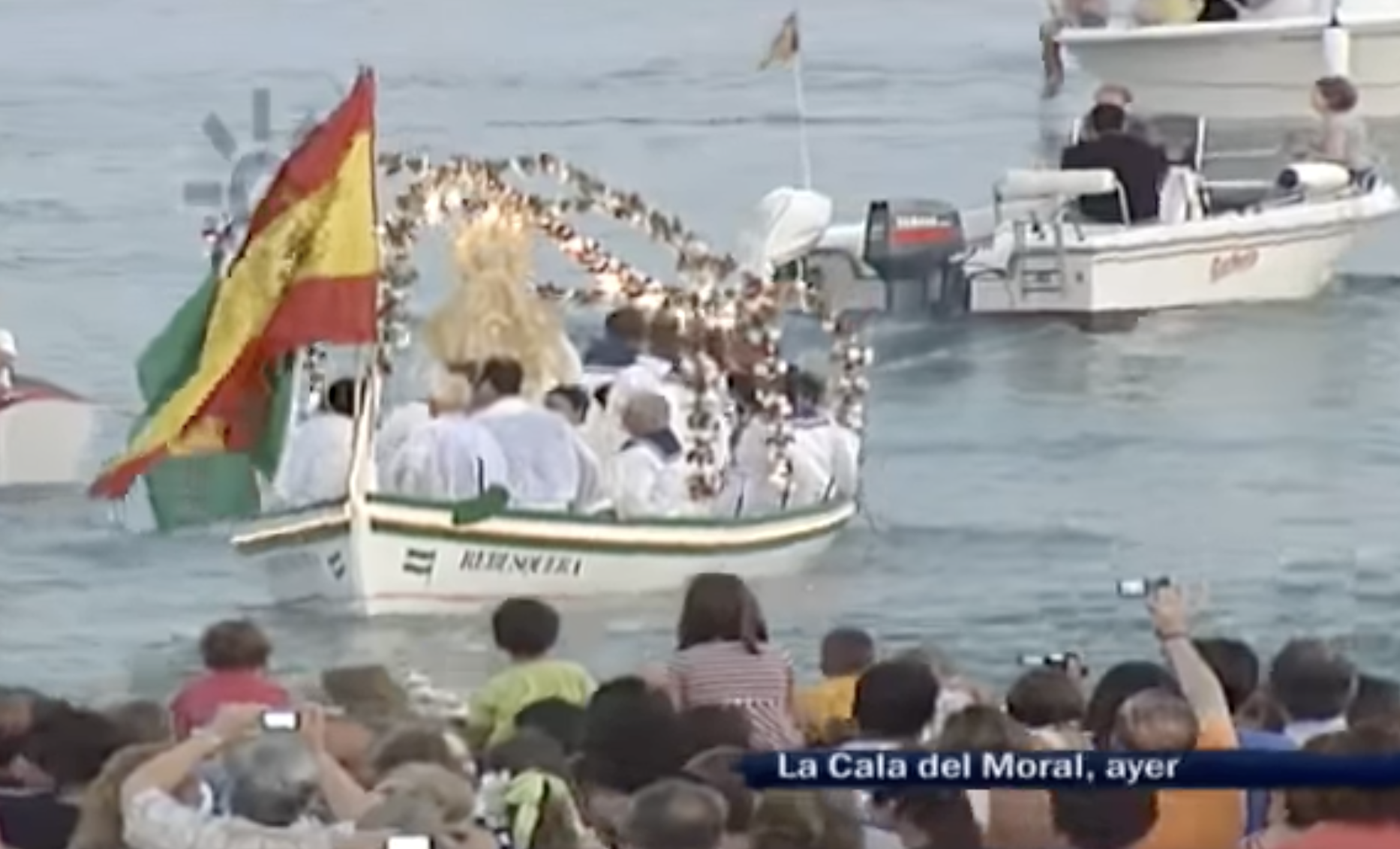 La Virgen del Carmen procesiona embarcada en una jábega en las playas de El Palo (Málaga). Fuente: Youtube.