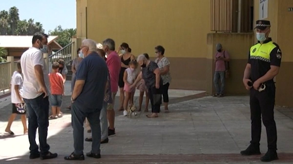 Vecinos que sufren las molestias de una familia de ocupas en La Línea.  CANAL SUR