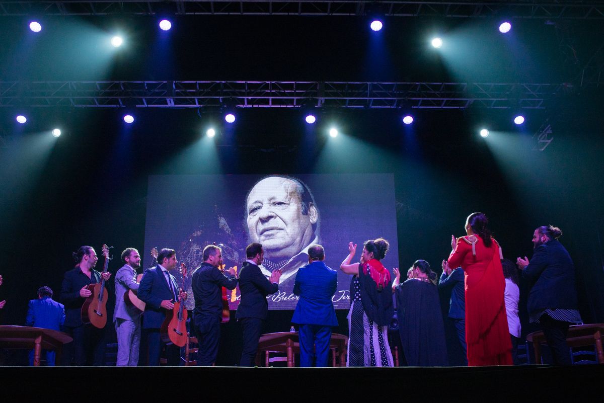 Los artistas rinden homenaje a Manuel Moneo, en la pasada Fiesta de la Bulería. FOTO: MANU GARCÍA