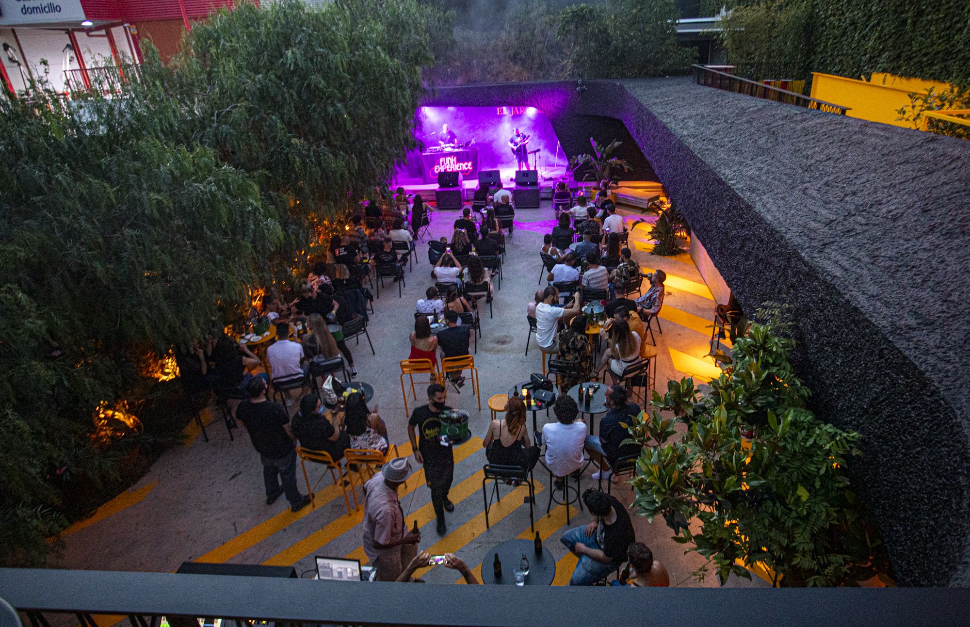 El Jardín de Industrial Copera durante uno de sus espectáculos de tarde.