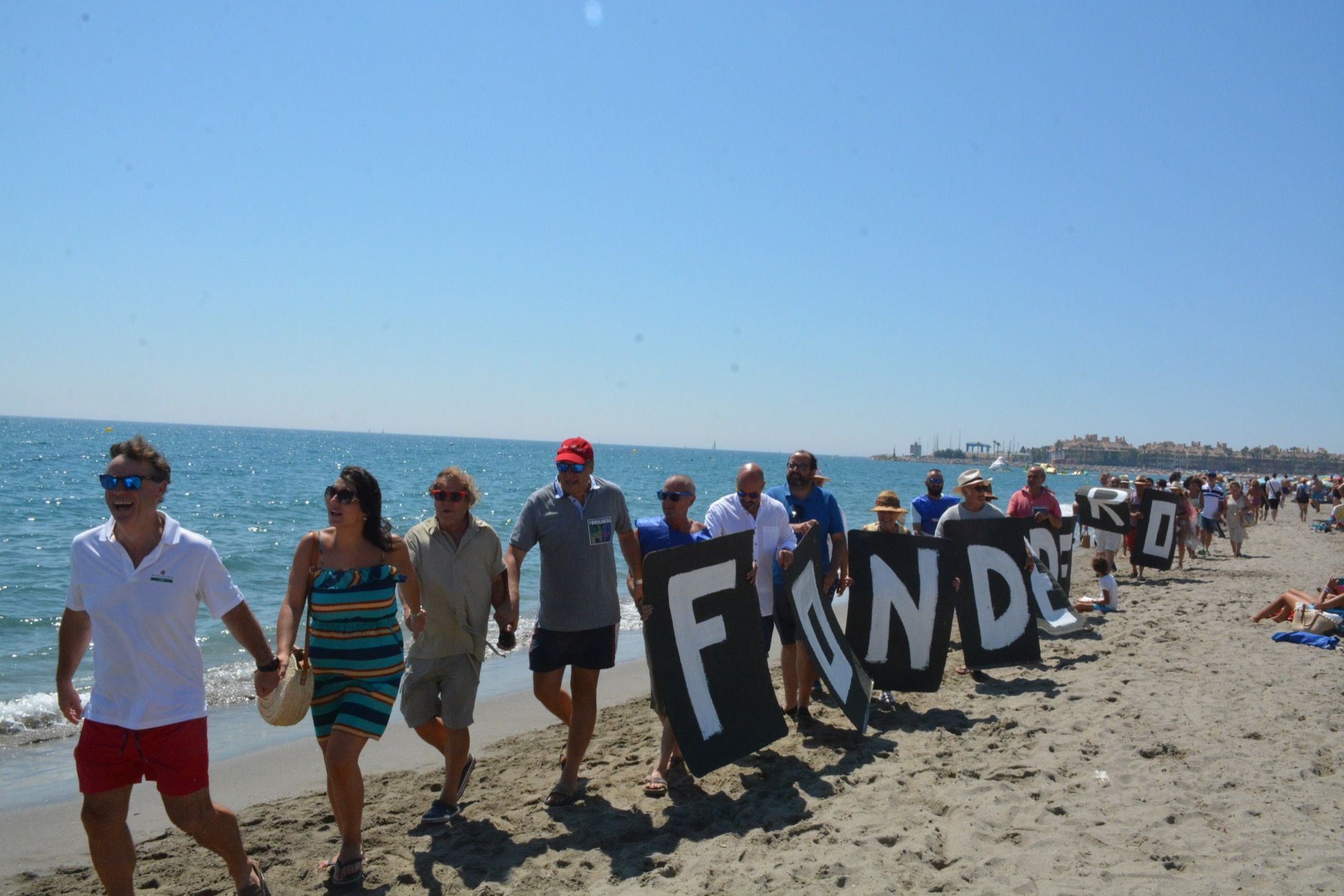 La cadena humana, en una playa de San Roque. FOTO: AYTO SAN ROQUE