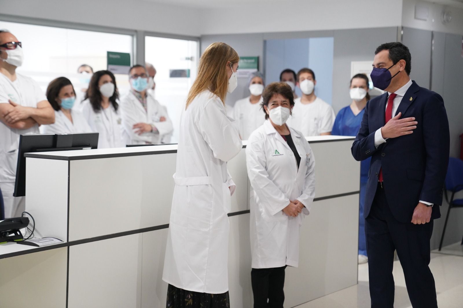El presidente andaluz, en una visita a un hospital.