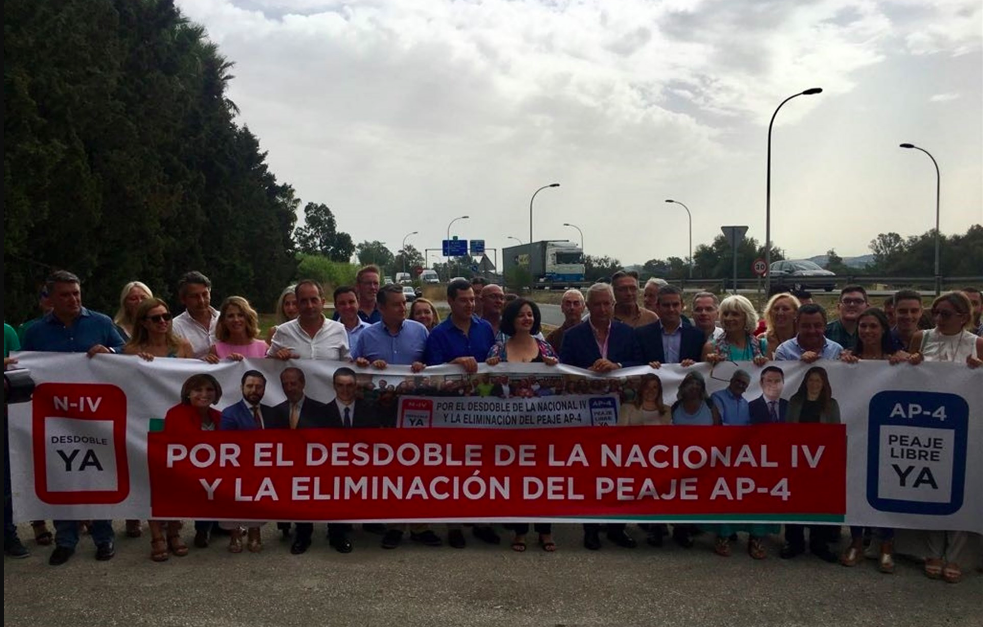Juanma Moreno, junto a otros cargos del PP andaluz, en la entrada de la AP4 en Jerez. FOTO: PP