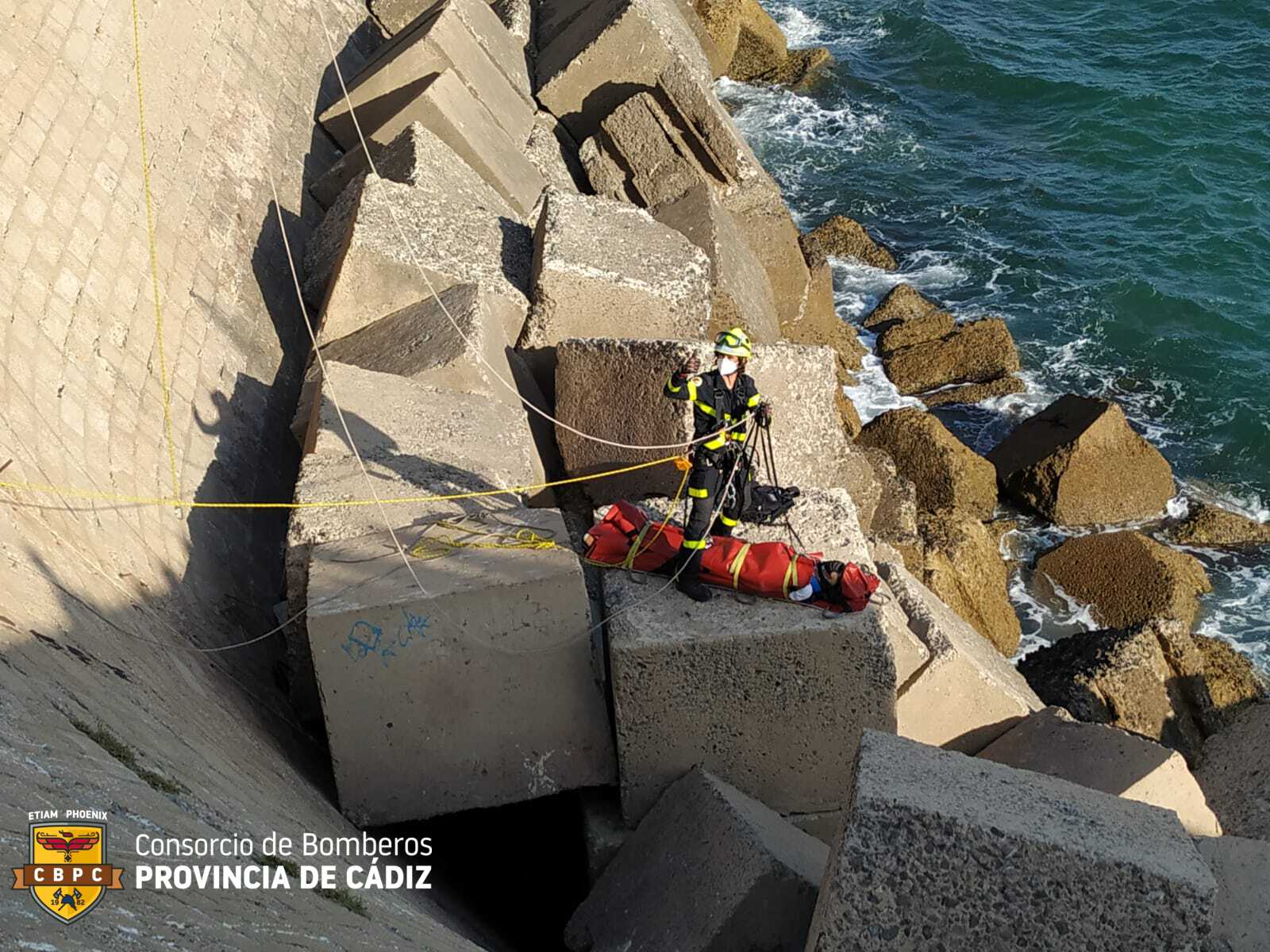 Complejo rescate de una persona en Cádiz en una imagen de archivo.