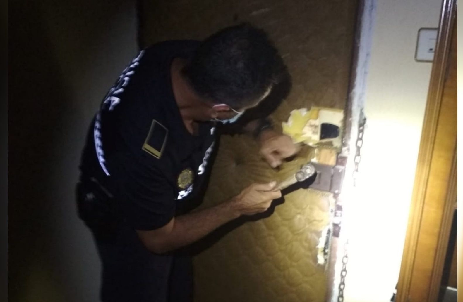 Un agente de Policía Local de Cádiz evitando la ocupación de una casa.