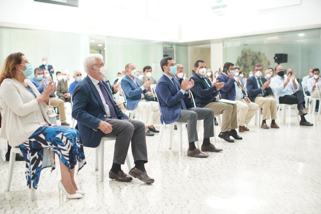 Moreno, en el centro de la imagen, en el acto en la sede de Asaja en Jerez que se ha celebrado este lunes.