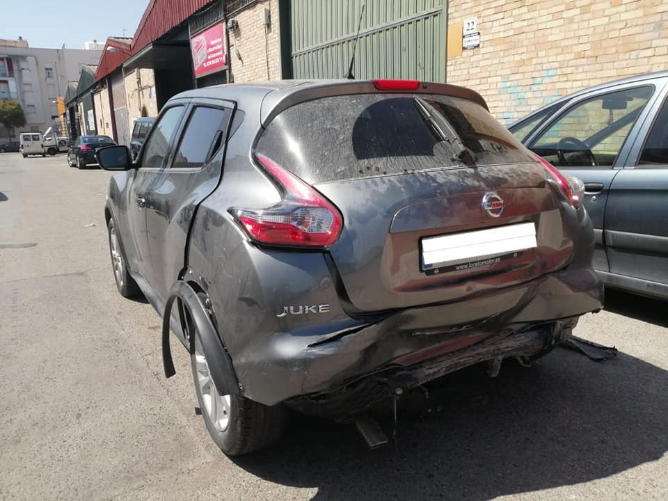 El coche de Dolores, dañado tras el impacto.