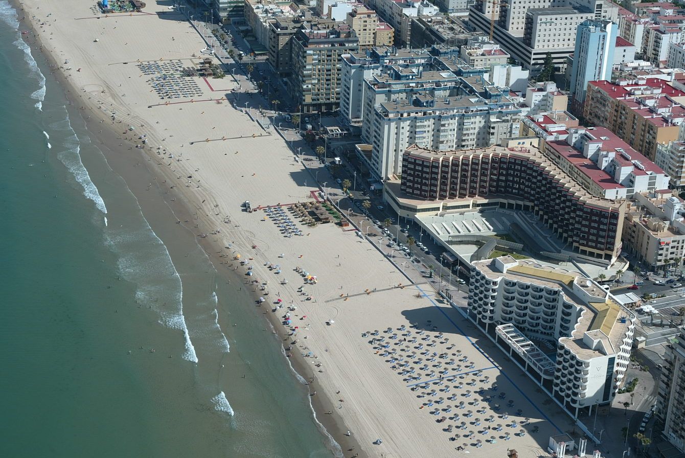 Vista aérea de la playa Victoria de Cádiz.