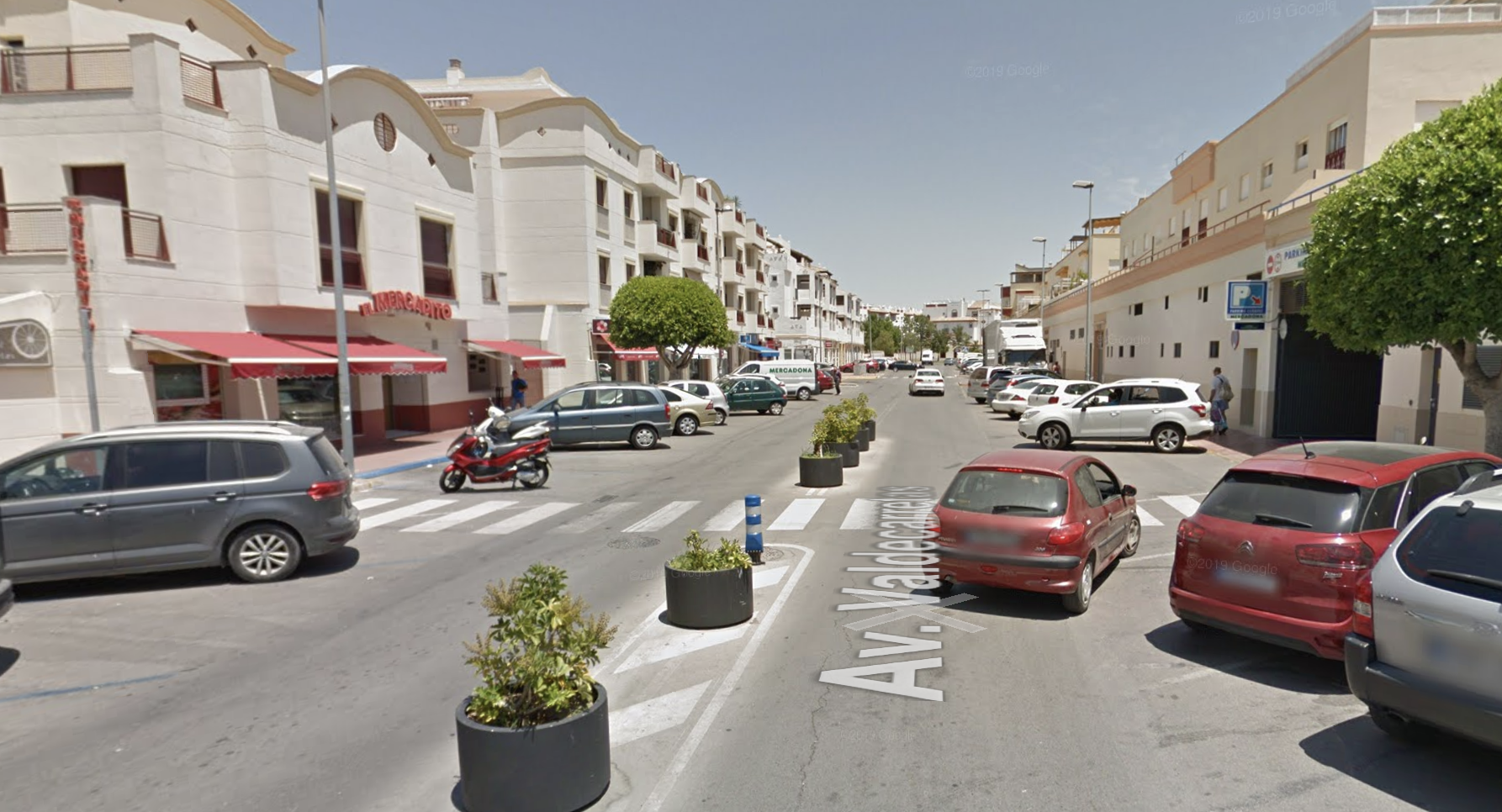 Un policía nacional fuera de servicio salva la vida a una niña de 5 años en Rota. En la imagen, zona en la que se encuentra el restaurante en el que se produjeron los hechos. GOOGLE MAPS