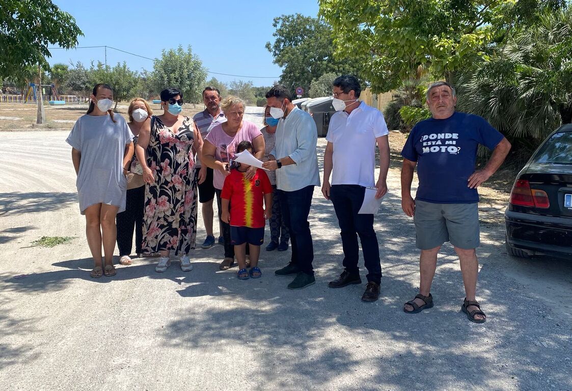 Jesús Alba con vecinos de La Guareña, una de las barriadas rurales de Jerez con caminos pendientes de asfaltar.