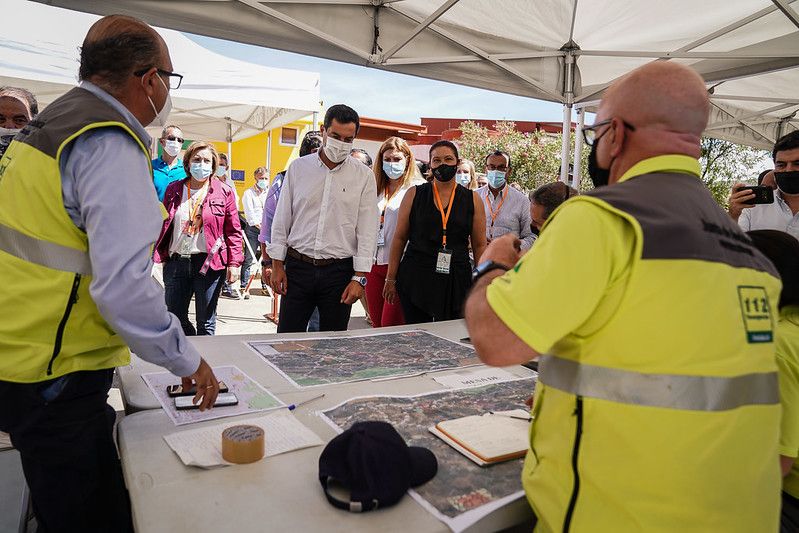 El presidente de la Junta de Andalucía, Juan Manuel Moreno, con profesionales del 112.
