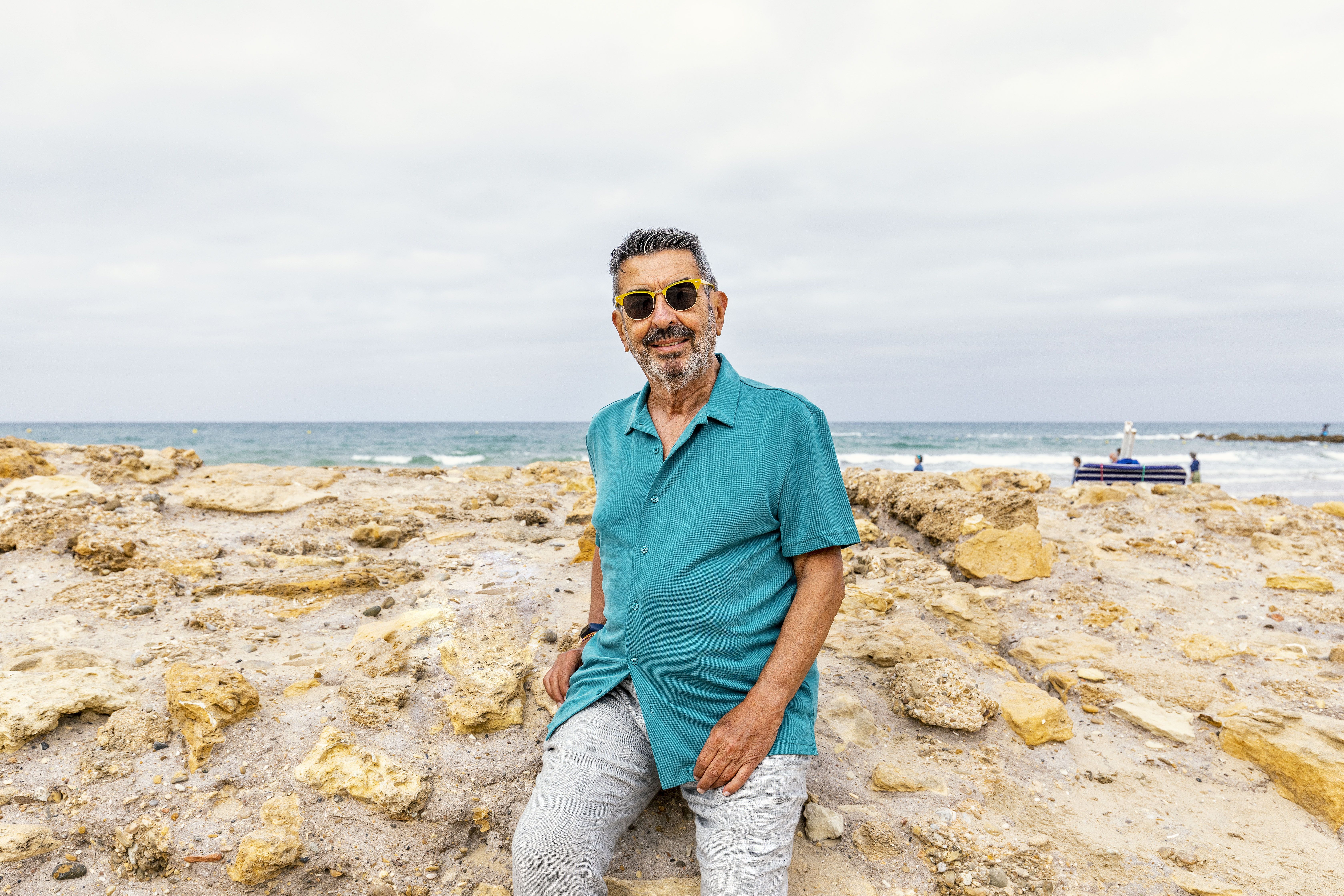 Pepe Pettenghi, en la playa de Santa María del Mar este martes, donde no siempre sale el sol.