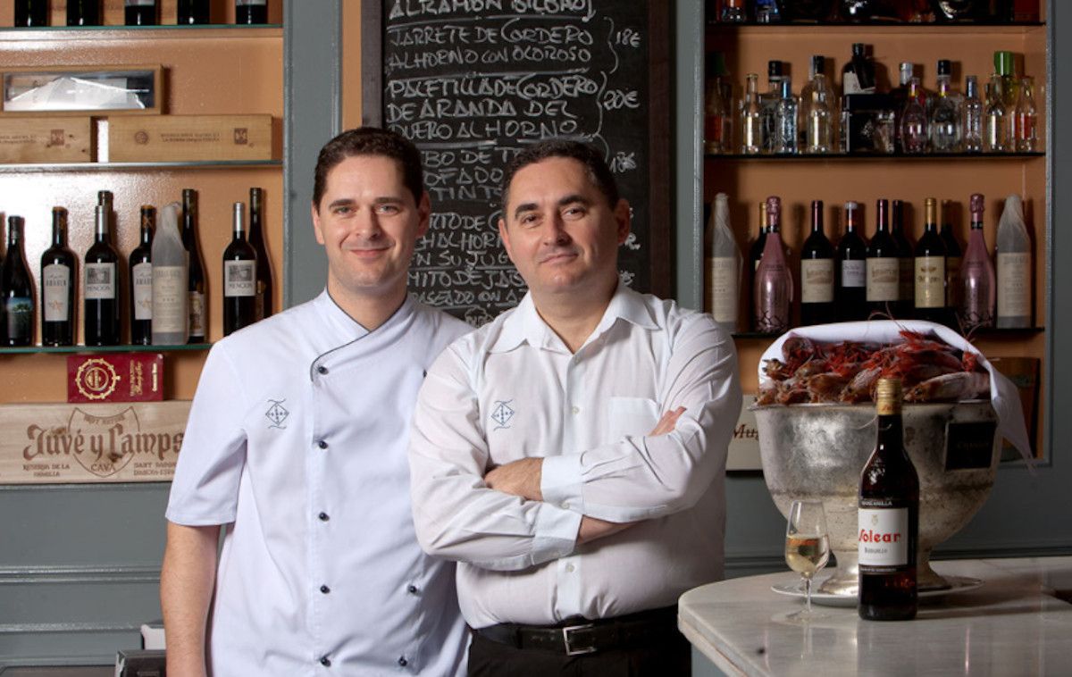 Los hermanos Javier y Manuel Yebra en el bar mítico de tapas de la Macarena que lleva la cocina andaluza a otro continente.  YEBRA