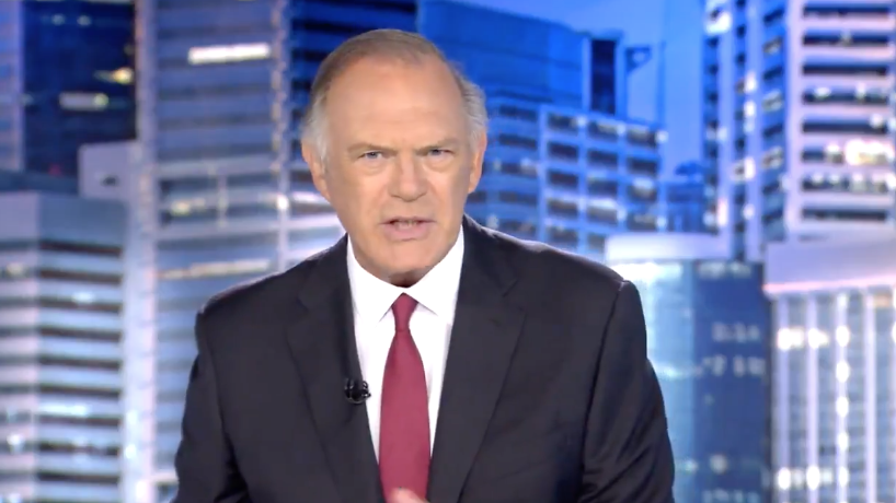 El presentador Pedro Piqueras, antes de dar al paso al vídeo de la limpieza en el Metro de Bilbao.