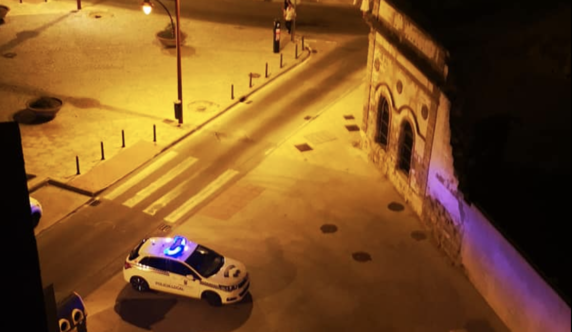 Un coche de Policía Local de Jerez en algunas de las zonas habituales de botellón. ERNESTO SEPÚLVEDA