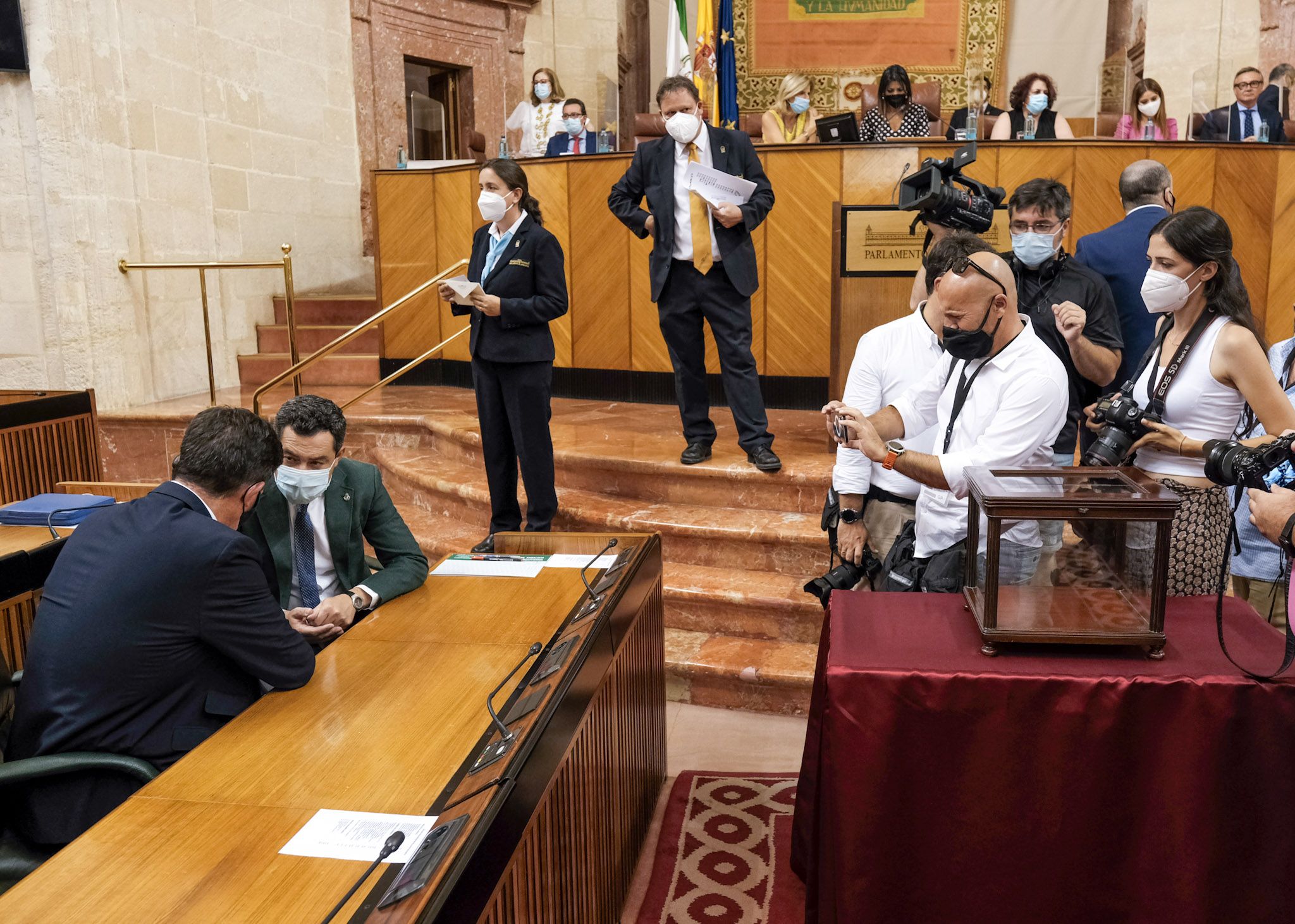 El presidente andaluz, Juan Manuel Moreno, dice que al covid %22le gusta la fiesta a rabiar%22.