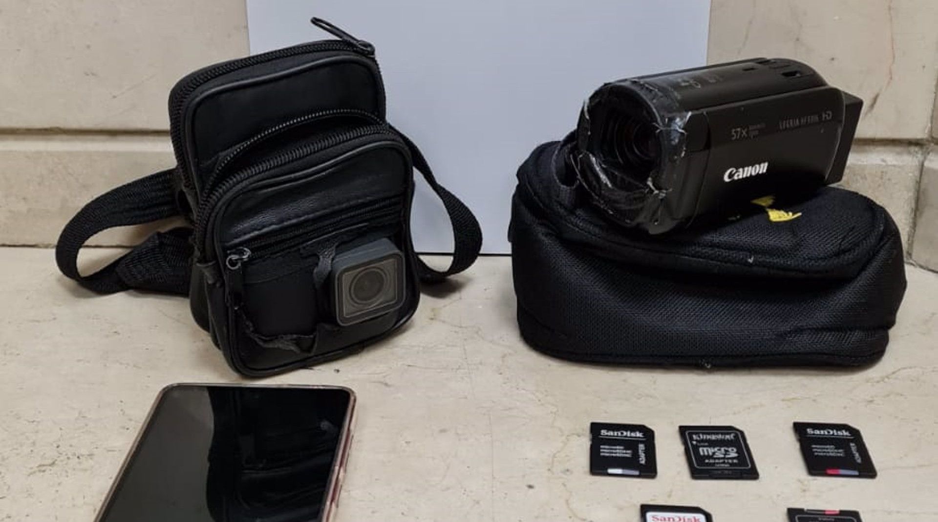 Una 'gopro' en una mochila, además de otros dispositivos.