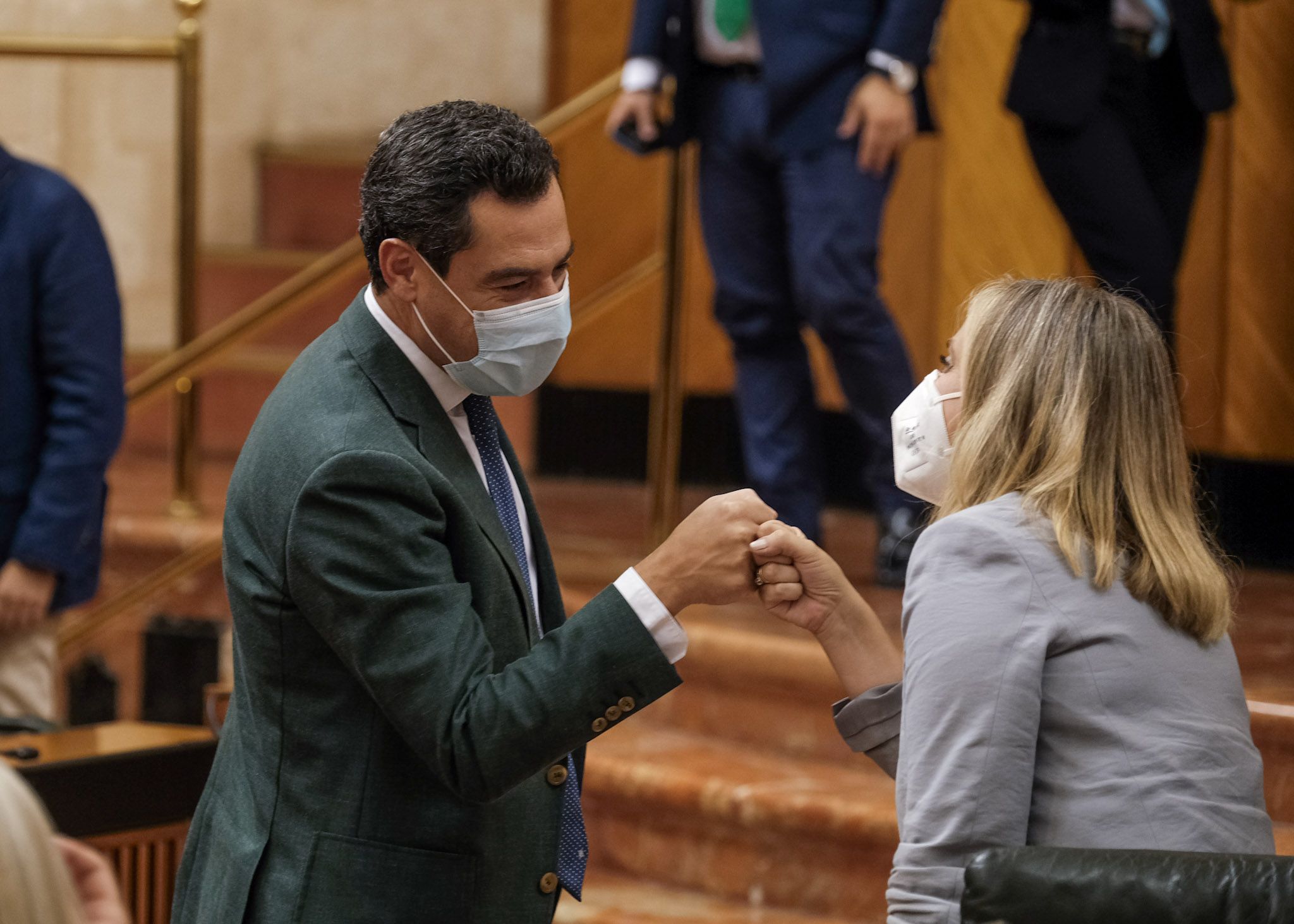 Moreno Bonilla saluda a Carazo, en el Pleno del Parlamento de este miércoles, que ha desbloqueado la tramitación de la nueva Ley del Suelo de Andalucía.