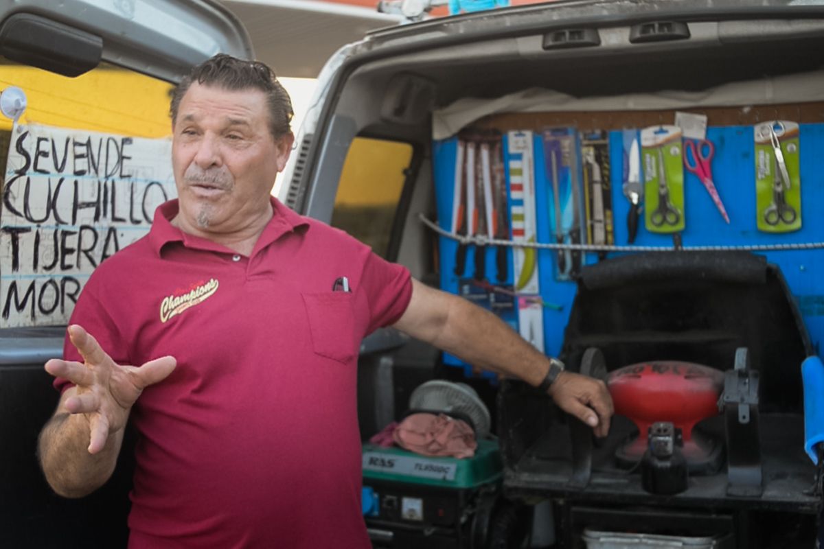 Joaquín El Morao, cantando frente a su furgoneta. FOTO: MANU GARCÍA