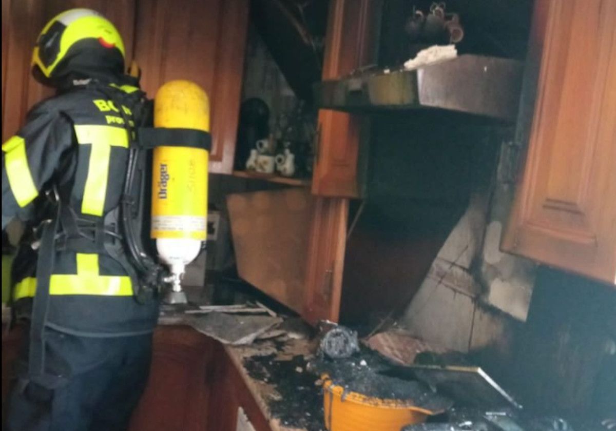Bomberos intervienen en un incendio en una vivienda de Jerez.