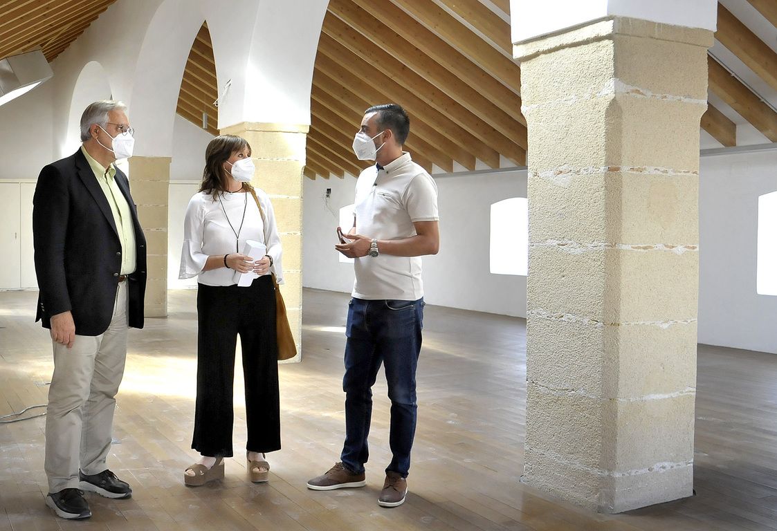 Los tenientes de alcaldesa de Jerez, Paco Camas, Laura Álvarez y José Antonio Díaz, en el futuro Museo de Lola Flores.
