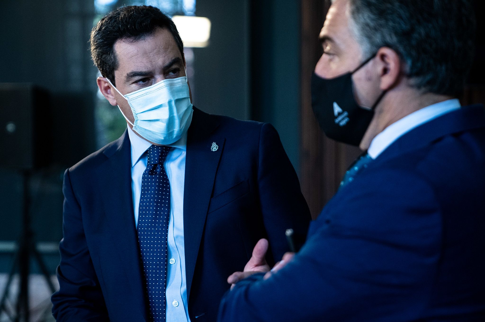 Juan Manuel Moreno, presidente andaluz, con su consejero Elías Bendodo.