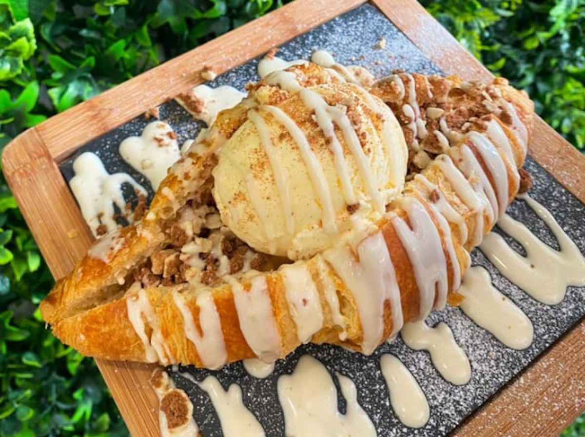 Leche de colores y croissants rellenos con helado: una cafetería innovadora en Sanlúcar.