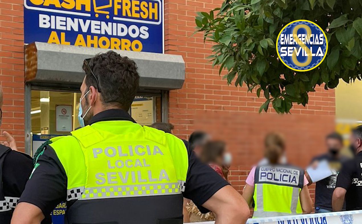 Efectivos de Policía, junto al supemercado en el que fue abatido el atracador.