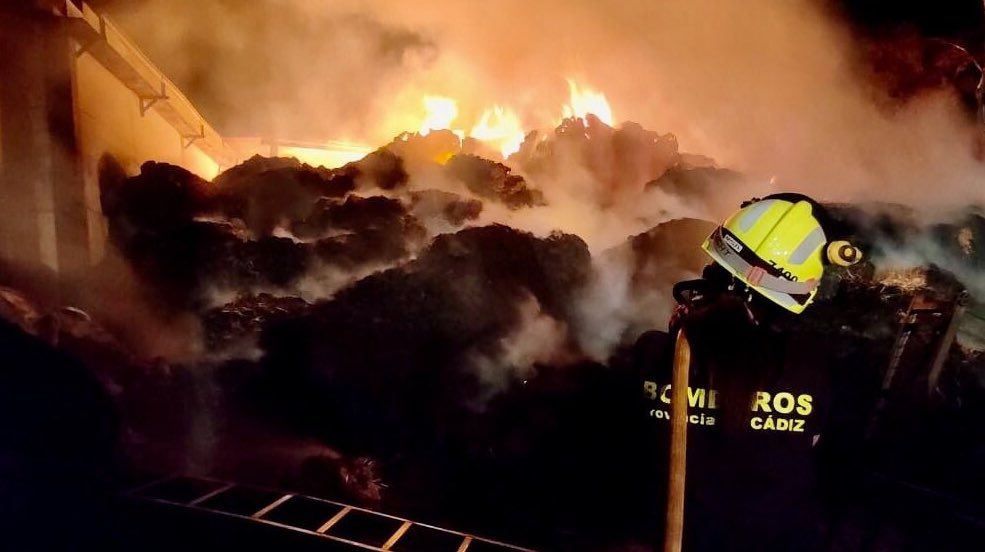 Incendio en el pajar de la ganadería Núñez del Cuvillo en Medina.