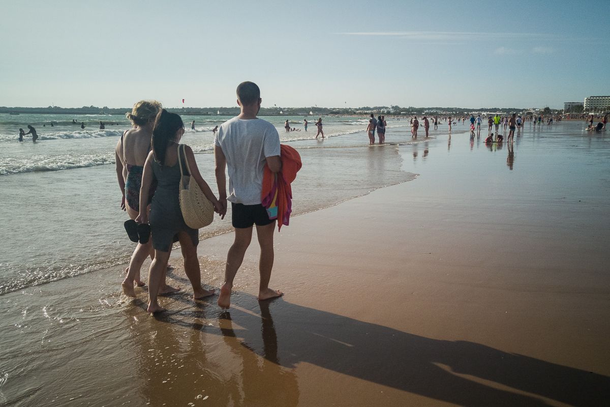 Varias personas disfrutan de la playa de Valdelagrana en El Puerto. 