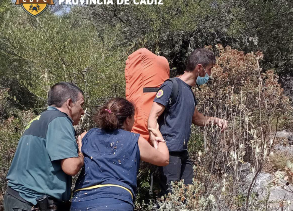 Bomberos rescatan a una familia perdida y casi deshidratada en la Sierra de Benaocaz.